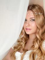 lindo nupcial olhar, noiva com grandes cabelo, vestindo pérola tiara jóias e beleza inventar, Loiras mulher com encaracolado Penteado, face retrato para Casamento e moda estilo foto