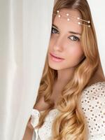 lindo nupcial olhar, noiva com grandes cabelo, vestindo pérola tiara jóias e beleza inventar, Loiras mulher com encaracolado Penteado, face retrato para Casamento e moda estilo foto