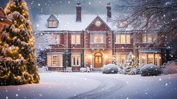 Natal dentro a campo mansão, Inglês país casa mansão decorado para feriados em uma Nevado inverno tarde com neve e feriado luzes, alegre Natal e feliz feriados foto