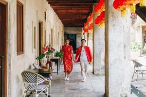 feliz jovem casal asiático em vestidos tradicionais chineses foto