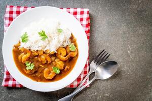 camarões ao molho de curry com arroz foto