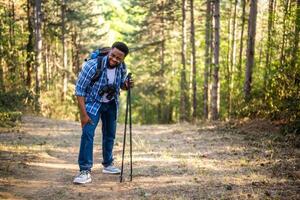 caminhante tem obteve prejuízo dentro perna enquanto caminhada dentro a natureza. foto