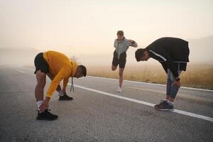 diverso atletas preparar. dinâmico grupo aquece acima para manhã correr. foto