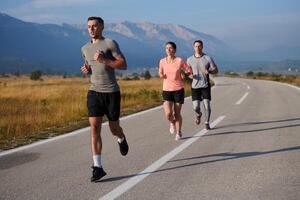 uma grupo do amigos mantém uma saudável estilo de vida de corrida ao ar livre em uma ensolarado dia, vínculo sobre ginástica e desfrutando a energizando efeitos do exercício e natureza foto