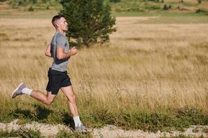 determinado passo Atlético homem embarca em maratona preparação com resolver. foto