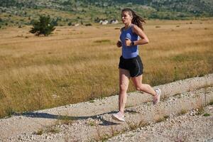 só passo determinado atleta mulher embarca em ginástica viagem para maratona preparação. foto