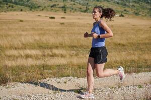 uma determinado mulher atleta trens para sucesso dentro a manhã Sol. foto