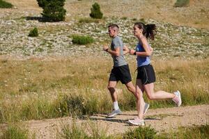 dinâmico duo. pronto para fitness casal abraços confiança e preparação para próximos maratonas foto