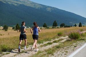 dinâmico duo. pronto para fitness casal abraços confiança e preparação para próximos maratonas foto