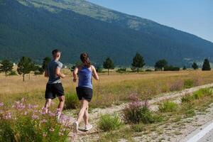 dinâmico duo. pronto para fitness casal abraços confiança e preparação para próximos maratonas foto