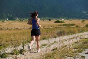 só passo determinado atleta mulher embarca em ginástica viagem para maratona preparação. foto