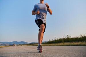 uma dedicada maratona corredor empurra ele mesmo para a limite dentro treinamento. foto