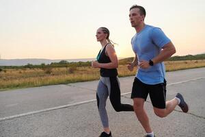 dinâmico duo. pronto para fitness casal abraços confiança e preparação para próximos maratonas foto