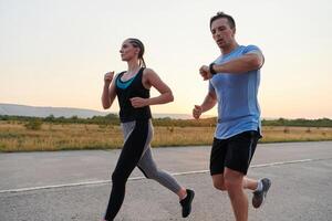 dinâmico duo. pronto para fitness casal abraços confiança e preparação para próximos maratonas foto