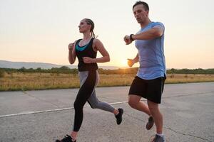 dinâmico duo. pronto para fitness casal abraços confiança e preparação para próximos maratonas foto