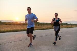 dinâmico duo. pronto para fitness casal abraços confiança e preparação para próximos maratonas foto