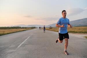 uma grupo do amigos mantém uma saudável estilo de vida de corrida ao ar livre em uma ensolarado dia, vínculo sobre ginástica e desfrutando a energizando efeitos do exercício e natureza foto