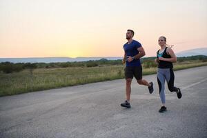 dinâmico duo. pronto para fitness casal abraços confiança e preparação para próximos maratonas foto