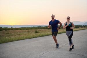 dinâmico duo. pronto para fitness casal abraços confiança e preparação para próximos maratonas foto