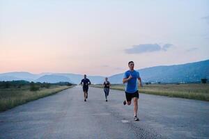 uma diverso grupo do corredores trens juntos às pôr do sol. foto