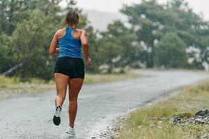 imparável. uma determinado atleta trens através a chuva dentro perseguição do maratona glória foto