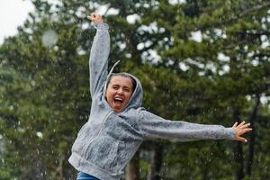 lindo mulher desfrutando chuvoso dia depois de intenso corre foto