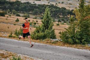 determinado atleta corrida através áspero montanha terreno às nascer do sol. foto