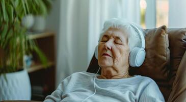 idosos mulher vestindo fones de ouvido dentro cadeira foto