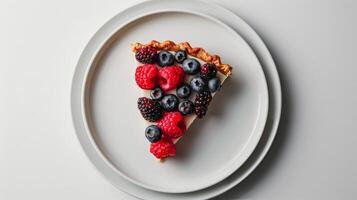 fatia do torta com bagas e hortelã em uma prato foto