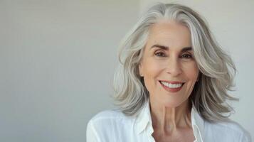 mulher com cinzento cabelo e branco camisa foto