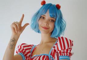 mulher com azul cabelo dentro vermelho e branco listrado camisa foto