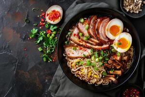 tigela do Macarrão com carne, ovos, e legumes foto