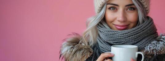 mulher dentro chapéu e cachecol segurando café copo foto