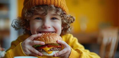 criança comendo Hamburger em amarelo fundo foto