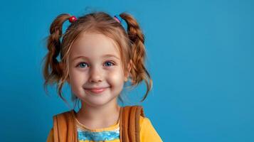 pequeno menina com tranças segurando uma mochila foto