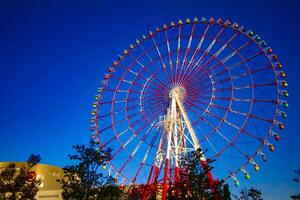 uma ferris roda às a diversão parque dentro odaiba Tóquio dia foto