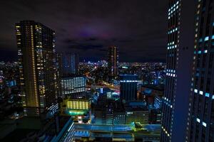 uma noite paisagem urbana às a urbano cidade dentro Tóquio Largo tiro foto