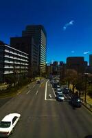 uma cereja rua às yasukuni Avenida dentro Tóquio Largo tiro foto