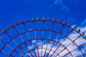 uma ferris roda às a diversão parque dentro odaiba Tóquio dia grandes tiro foto