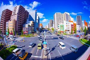 uma tráfego rua às a centro da cidade dentro Tóquio olho de peixe foto