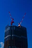 guindaste às a debaixo construção atrás a azul céu dentro Tóquio foto