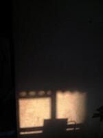 foto do luz chegando dentro a partir de a janela do uma casa