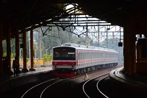 viajante linha ou elétrico trem dentro Jacarta, Indonésia. foto