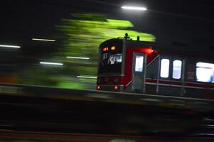 viajante linha ou elétrico trem dentro Jacarta, Indonésia. foto