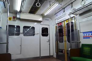 interior viajante linha ou elétrico trem dentro Jacarta, Indonésia foto