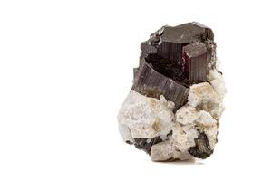 macro turmalina mineral pedra em branco fundo foto