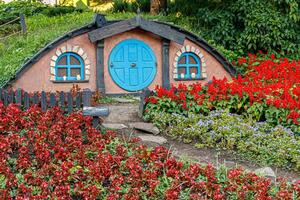 lindo conto de fadas casa com gramado flores foto