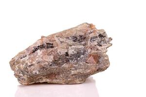macro pedra zircão mineral em branco fundo foto
