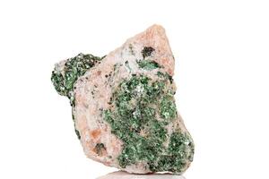macro mineral pedra site de fuch em uma branco fundo foto