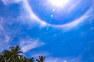 arco Iris círculo por aí a Sol dentro a céu Bentota de praia sri lanka. foto